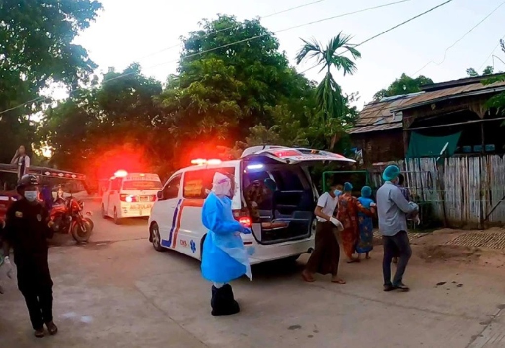 2 หมู่บ้านในเช้าตรู่ถนนถูกตำรวจเหตุการณ์พบผู้ติดเชื้อโควิด