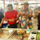 “อนุทิน” โชว์กินกุ้งกลางตลาดเชียงราย ยันอาหารทะเลไทยปลอดภัยไร้โควิด
