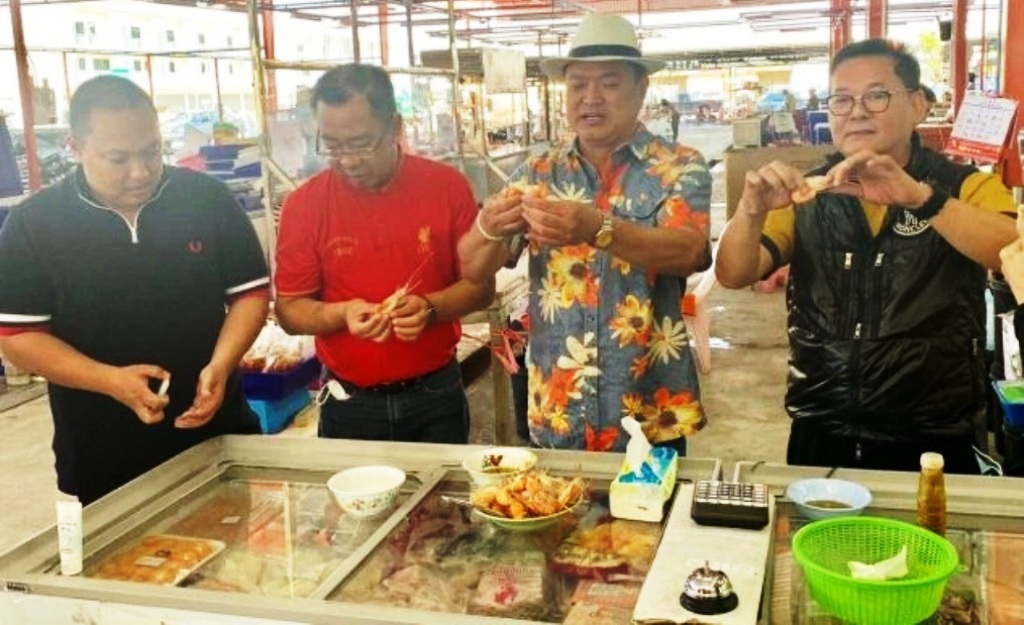 “อนุทิน” โชว์กินกุ้งกลางตลาดเชียงราย ยันอาหารทะเลไทยปลอดภัยไร้โควิด