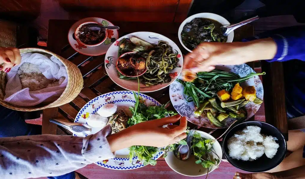 สำรวจอาหารไทย: คู่มือฉบับสมบูรณ์เกี่ยวกับส่วนผสมและเทคนิคการทำอาหาร