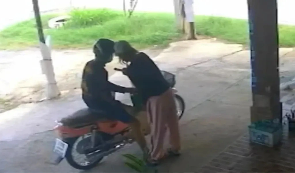 คู่รักชาวไทยถูกจับฐานขโมยแบตเตอรี่รถยนต์และพยายามขายคืนเจ้าของอู่ซ่อมรถ