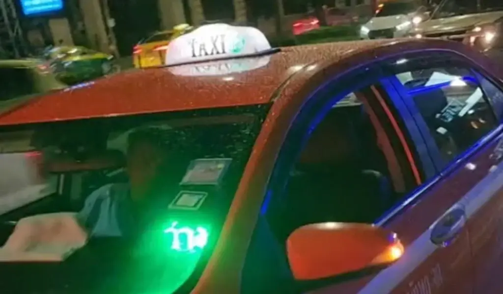 TikToker ชาวอเมริกัน ประณามคนขับแท็กซี่ในกรุงเทพที่พยายามฉ้อโกง
