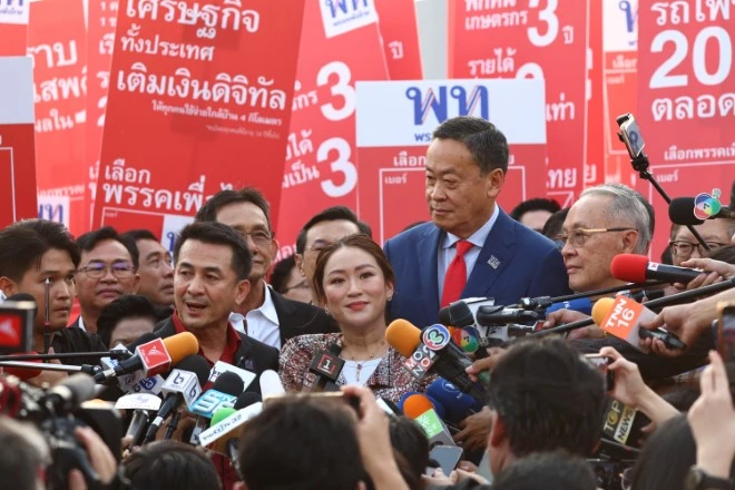 นายกรัฐมนตรีคนใหม่ของไทยให้คำมั่นที่จะจัดการกับปัญหาเศรษฐกิจ