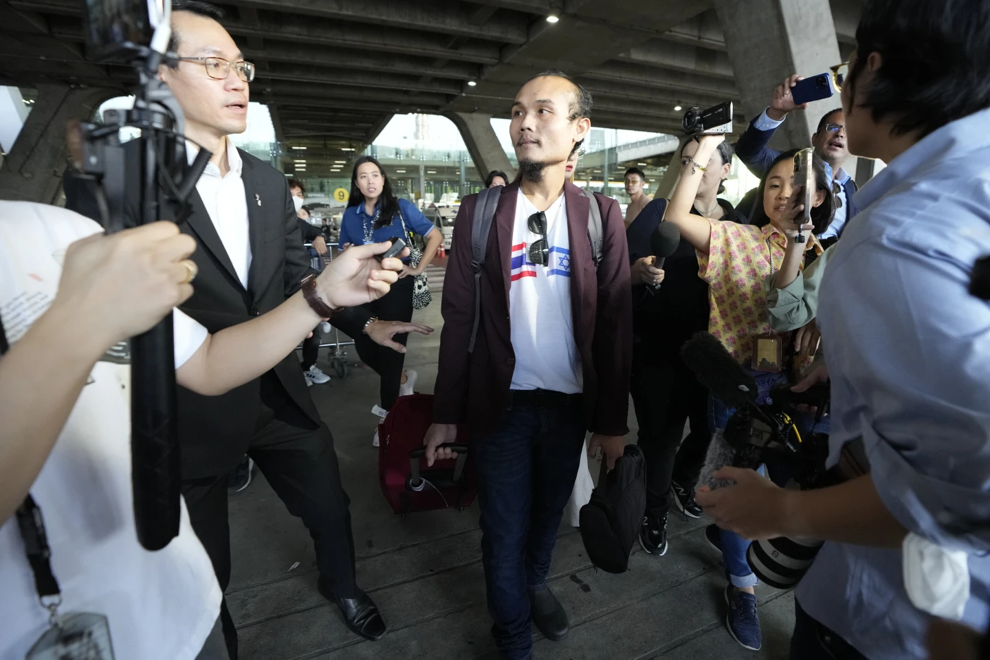 ครอบครัวรวมตัวกับตัวประกันชาวไทย 17 คนที่ได้รับอิสรภาพจากกลุ่มฮามาสที่สนามบินกรุงเทพฯ