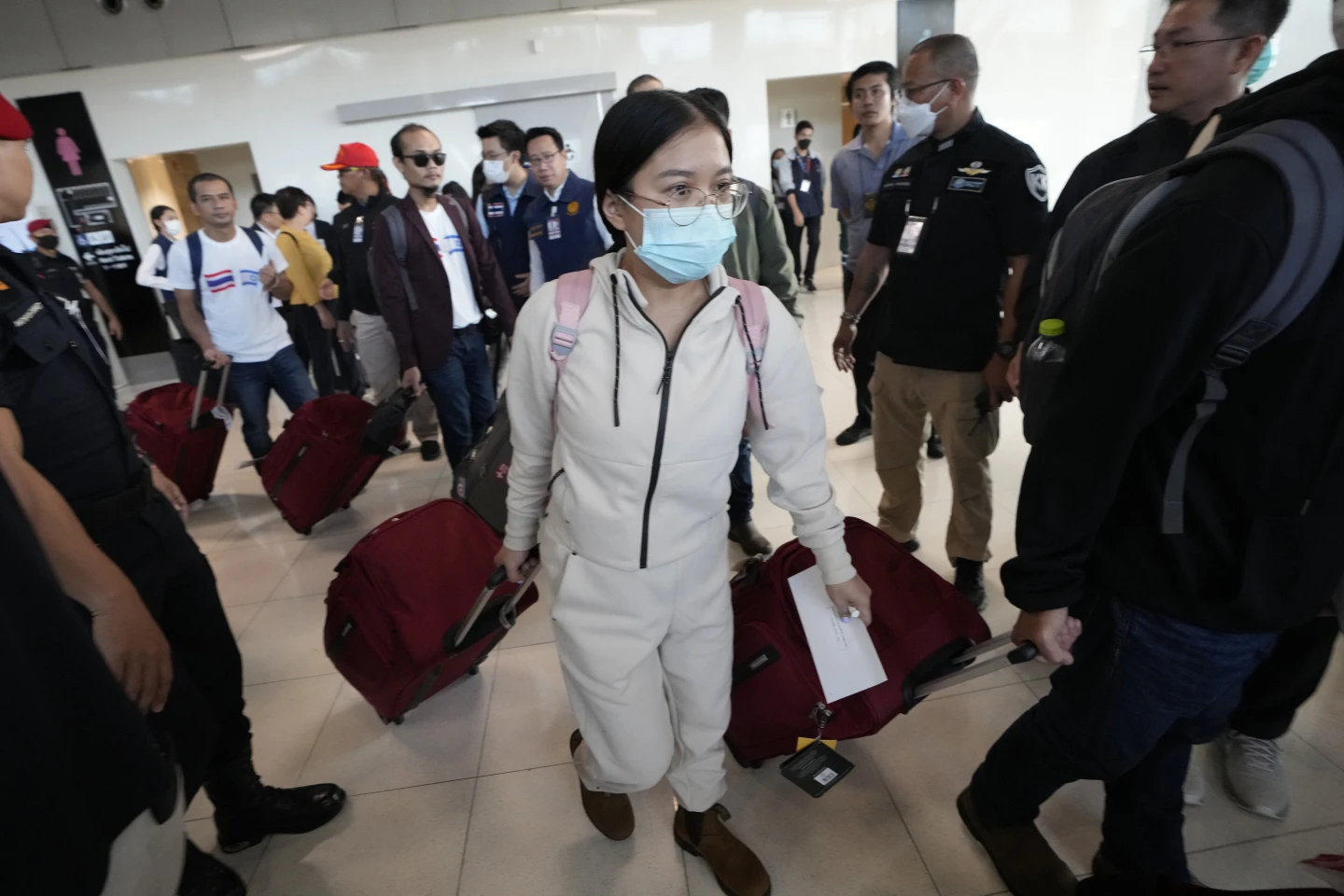 ครอบครัวรวมตัวกับตัวประกันชาวไทย 17 คนที่ได้รับอิสรภาพจากกลุ่มฮามาสที่สนามบินกรุงเทพฯ