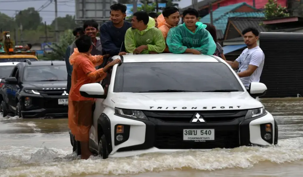 น้ำท่วมหนักทางตอนใต้ของไทยมีผู้ได้รับผลกระทบนับหมื่นคน