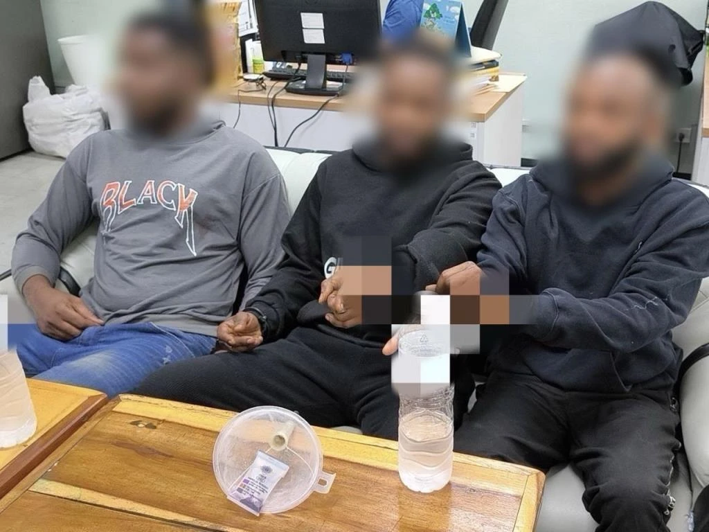 ตำรวจจับกุมชายชาวแอฟริกัน 3 คนฐานลักลอบขนโคเคน 5.4 กิโลกรัม