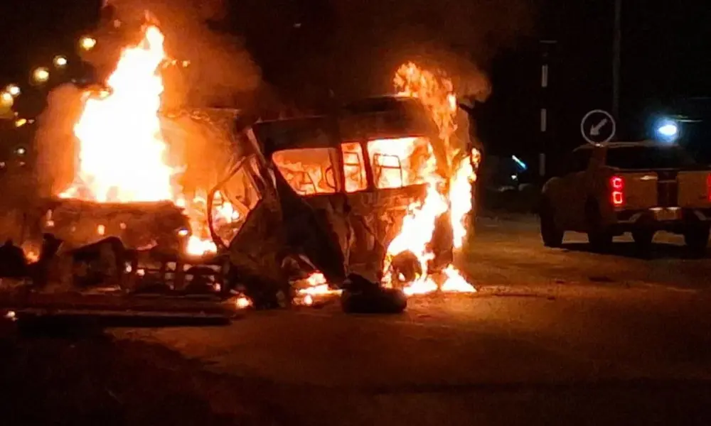 รถตู้ระเบิด!! คนขับเสียชีวิตหลังจากรถตู้โดยสารของเขาลุกไหม้เป็นไฟ