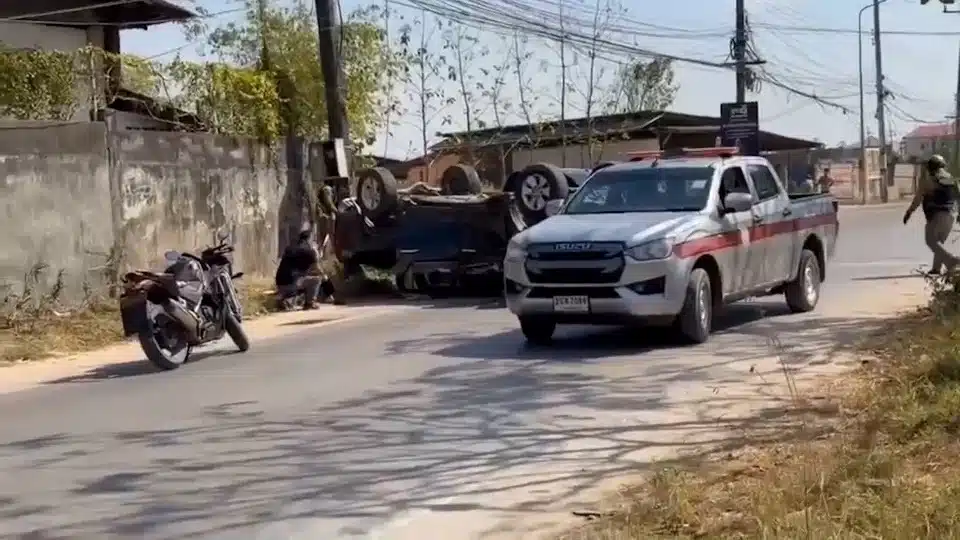 รถกระบะที่บรรทุกชาวจีน 7 คน ประสบอุบัติเหตุระหว่างการไล่ล่าของตำรวจ