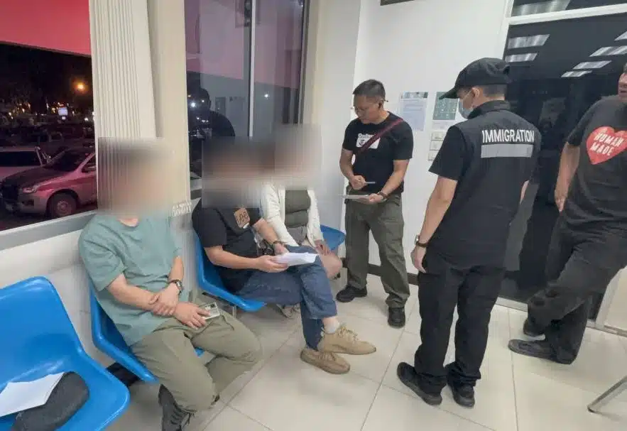 ตำรวจตรวจคนเข้าเมืองบุกเข้าตรวจค้นโรงแรมหรูแห่งหนึ่งในเชียงใหม่ และจับกุมชาวจีนหลายคน