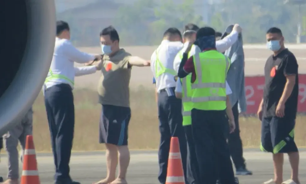 ไทยเนรเทศชาวจีน 300 คนจากคอลเซ็นเตอร์หลอกลวงชาวเมียนมาร์