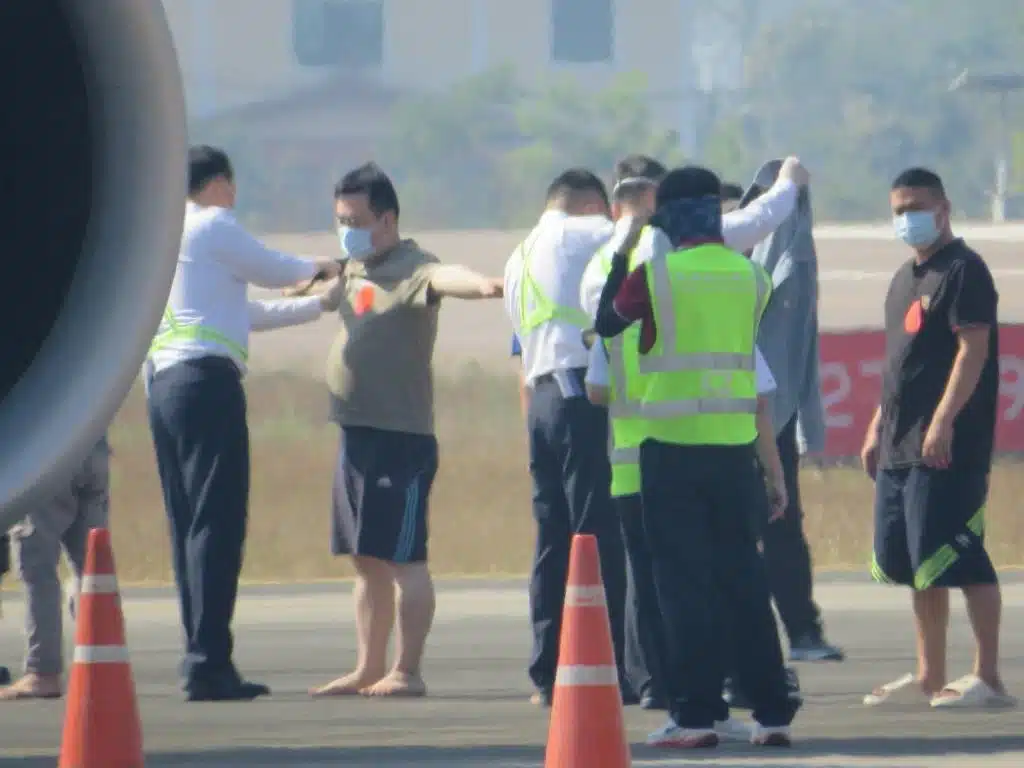 ไทยเนรเทศชาวจีน 300 คนจากคอลเซ็นเตอร์หลอกลวงชาวเมียนมาร์