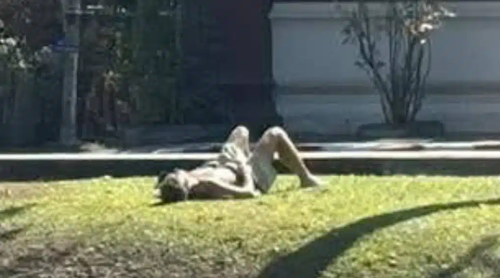 เสียงวิพากษ์วิจารณ์ดังสนั่น! นักท่องเที่ยวหญิงชาวตะวันตกสวมบิกินีอาบแดดอย่างยั่วยวนริมคูเมืองในเชียงใหม่ โดยกางขาออกหันหน้าเข้าประตูวัด