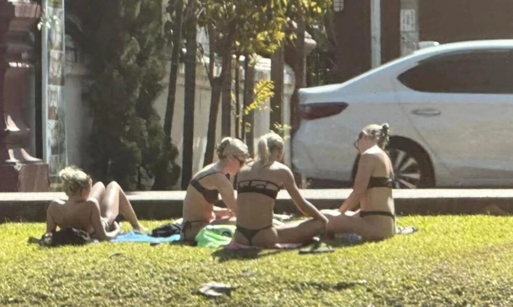 วิจารณ์เพลิน! แก๊ง นทท.ฝรั่งสาวรุ่นสุดชิล นุ่งบิกินีนอนอาบแดดอล่างฉ่างริมคูเมืองเชียงใหม่ อ้าขาหันหน้าเข้าประตูวัด