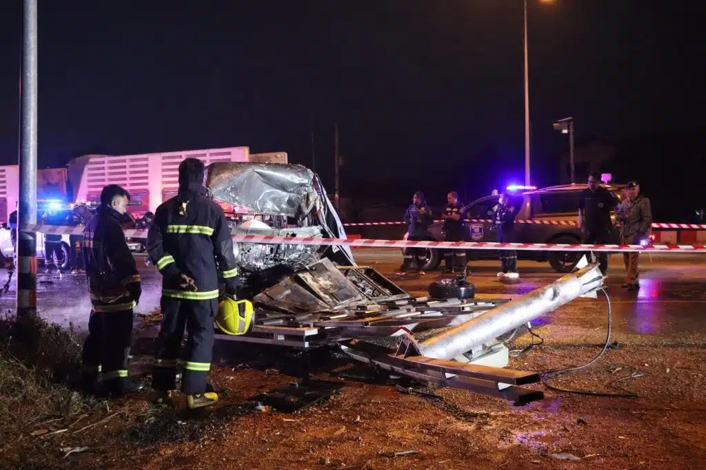 รถตู้ระเบิด!! คนขับเสียชีวิตหลังจากรถตู้โดยสารของเขาลุกไหม้เป็นไฟ