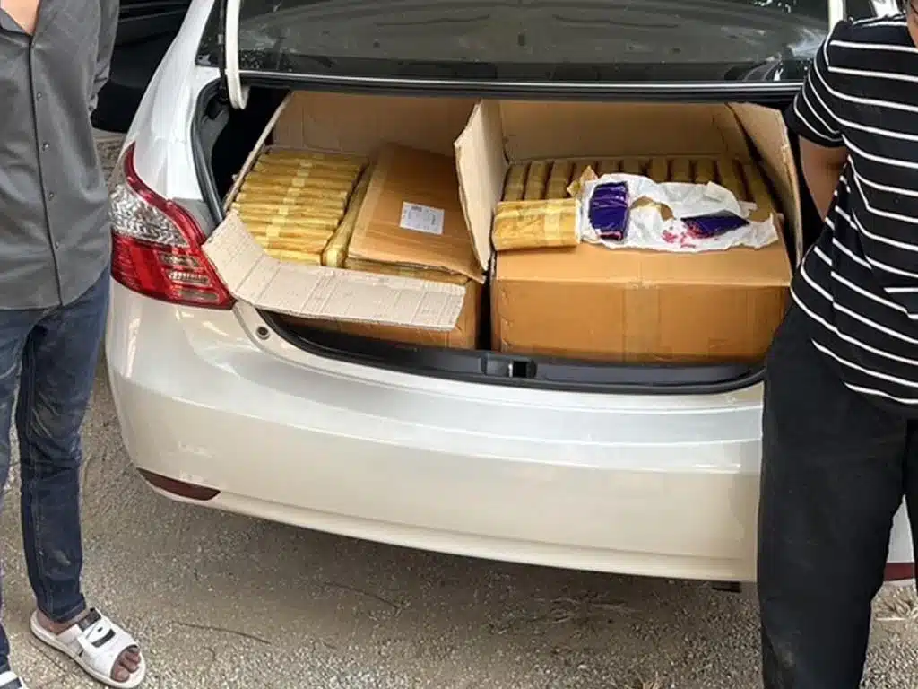 จับสามีภรรยาคู่ที่แม่สาย เชียงราย พร้อมยาบ้า 975,000 เม็ด