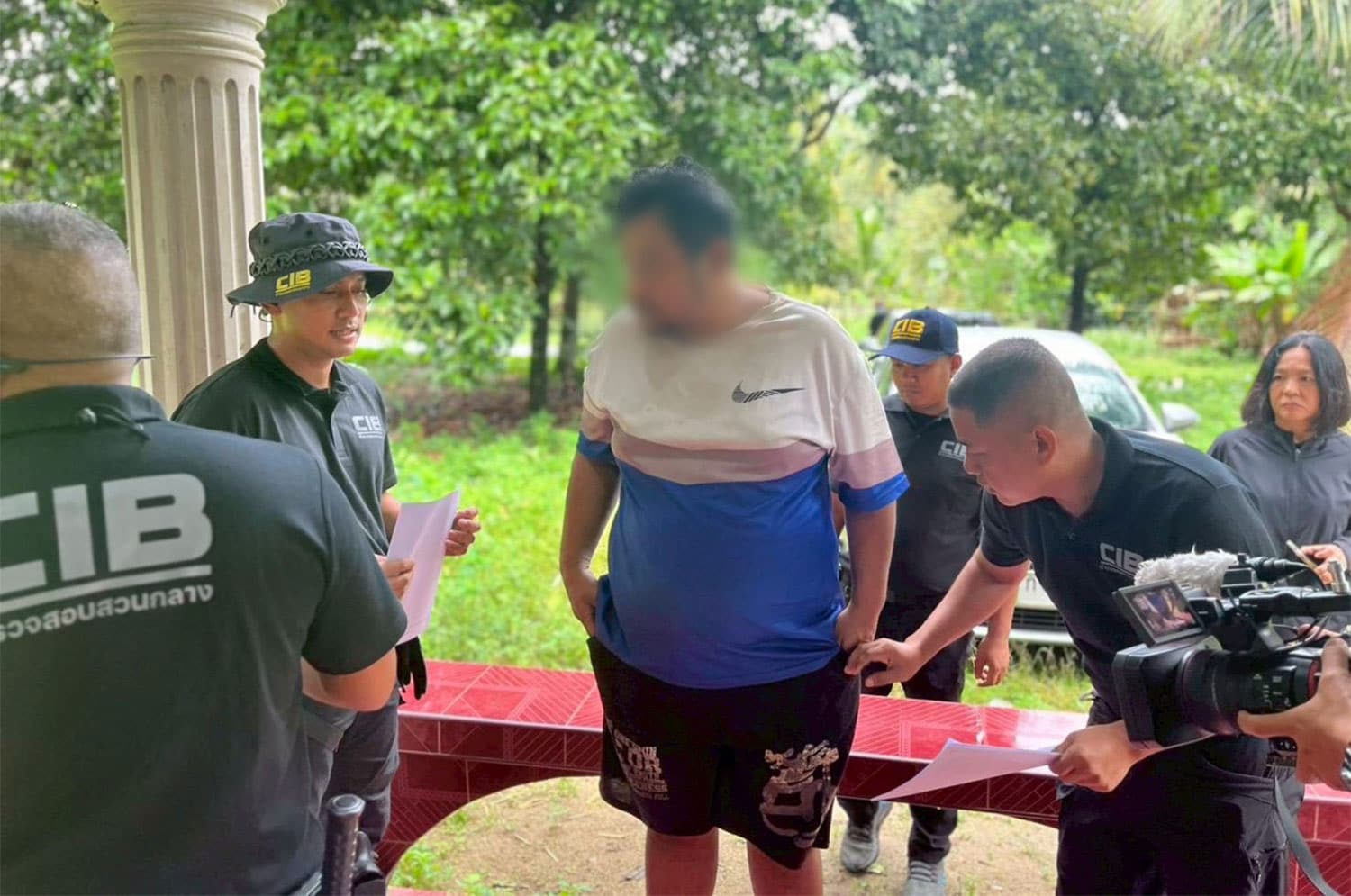 ตำรวจทลายแก๊งค้าของเถื่อน จับกุมผู้ต้องหา 4 ราย ในการบุกค้นแยกกัน