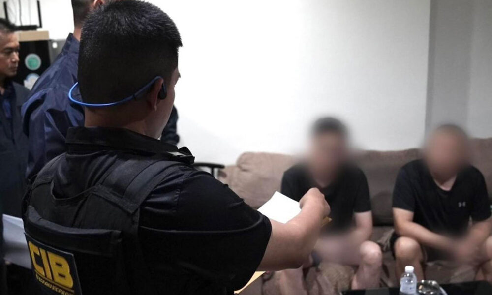 ตำรวจจับกุมชาวจีน 3 คน ที่ถูกต้องการตัวในข้อหาฉ้อโกงเหยื่อเป็นเงิน 17 พันล้านบาท