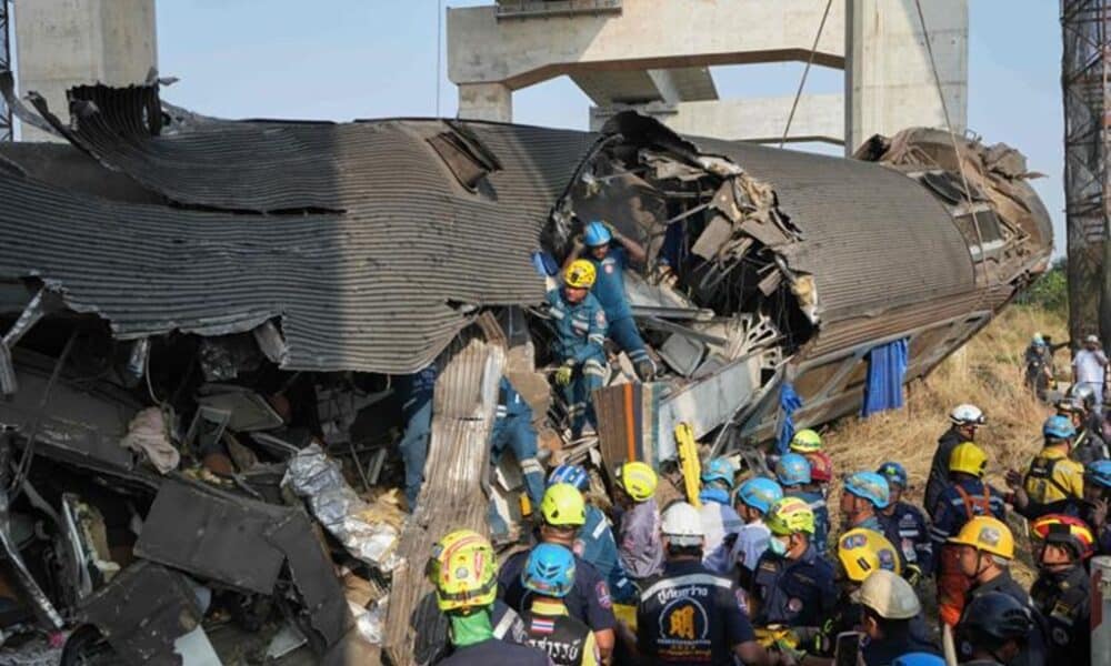 มีผู้เสียชีวิต 32 รายจากเหตุเครนถล่มทับรถไฟที่กำลังวิ่งอยู่ในภาคตะวันออกเฉียงเหนือของประเทศไทย
