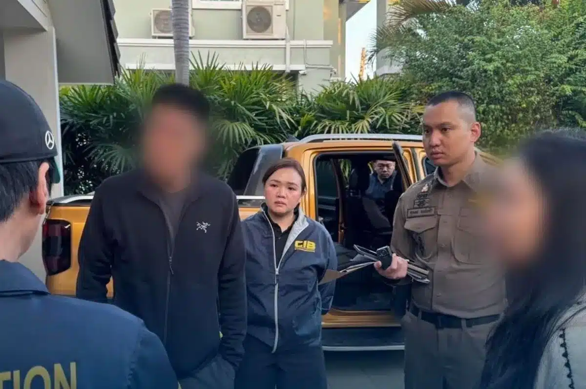 ตำรวจจับกุมชาวจีน 3 คน ที่ถูกต้องการตัวในข้อหาฉ้อโกงเหยื่อเป็นเงิน 17 พันล้านบาท