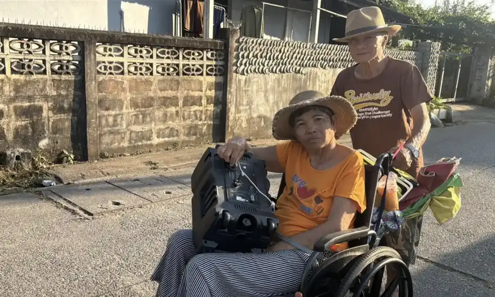 คู่สามีภรรยาสูงวัยจากเชียงราย, เข็นรถเข็น 10-16 กิโลเมตรต่อวัน, ร้องเพลงหาเลี้ยงชีพ,