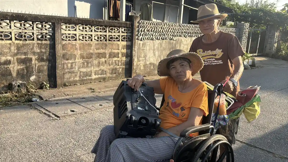 คู่สามีภรรยาสูงวัยจากเชียงราย, เข็นรถเข็น 10-16 กิโลเมตรต่อวัน, ร้องเพลงหาเลี้ยงชีพ,