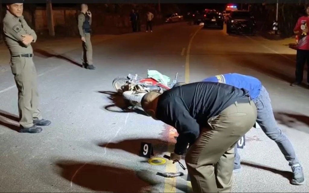 ชายสติไม่สมประกอบยิงปืนใส่ตำรวจ 4 นัด ก่อนถูกยิงเสียชีวิต