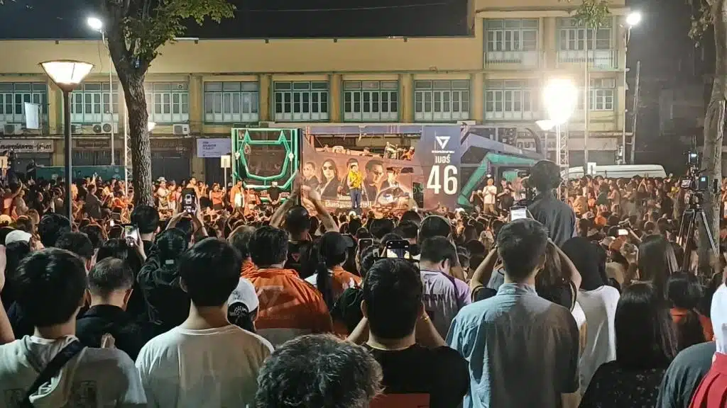 ชาชน ในขณะที่ชาดาและสะบิดา กำลังตระเวนหาเสียงในพื้นที่บางกระทูมและบางระกำ