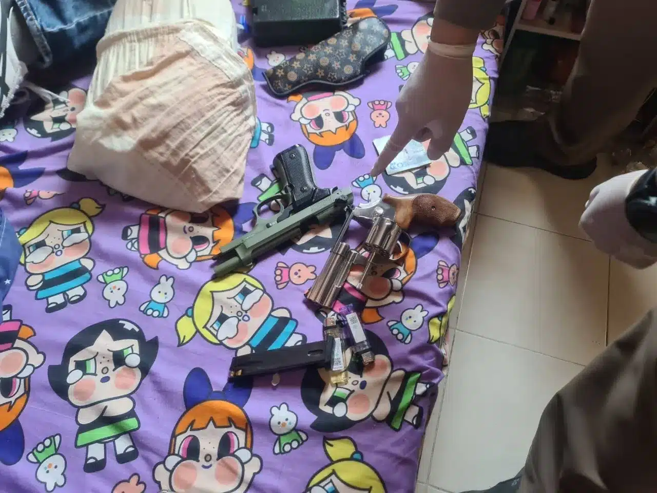 ชายคนหนึ่งที่ยิงปืน 4 นัดใส่บ้านนักการเมืองอ้างว่าถูกผีสิง