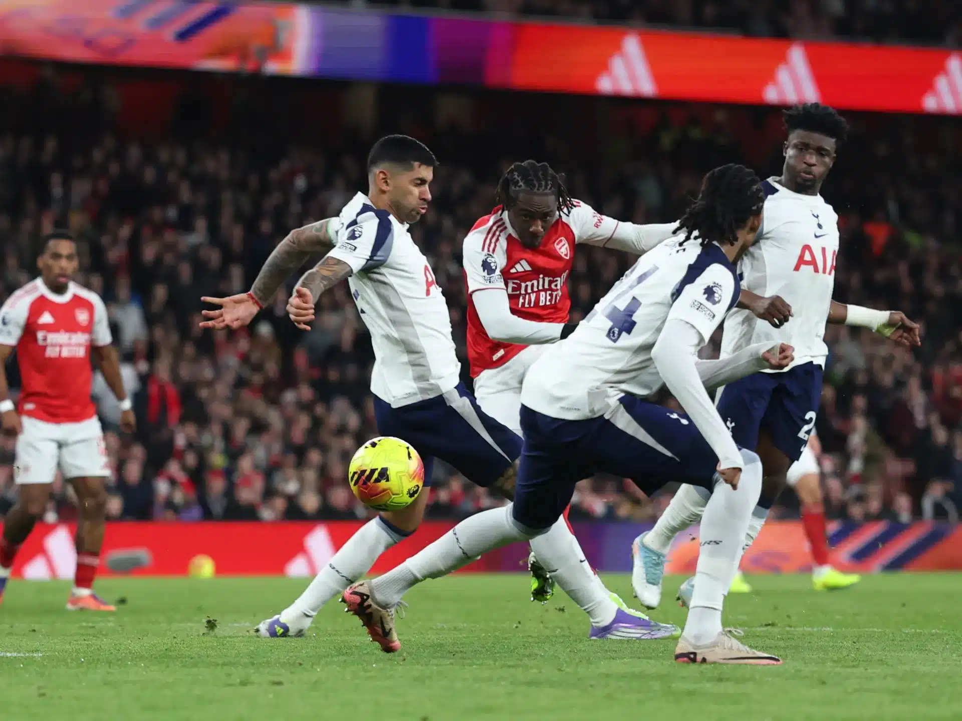 อาร์เซนอลเอาชนะท็อตแนม 4-1