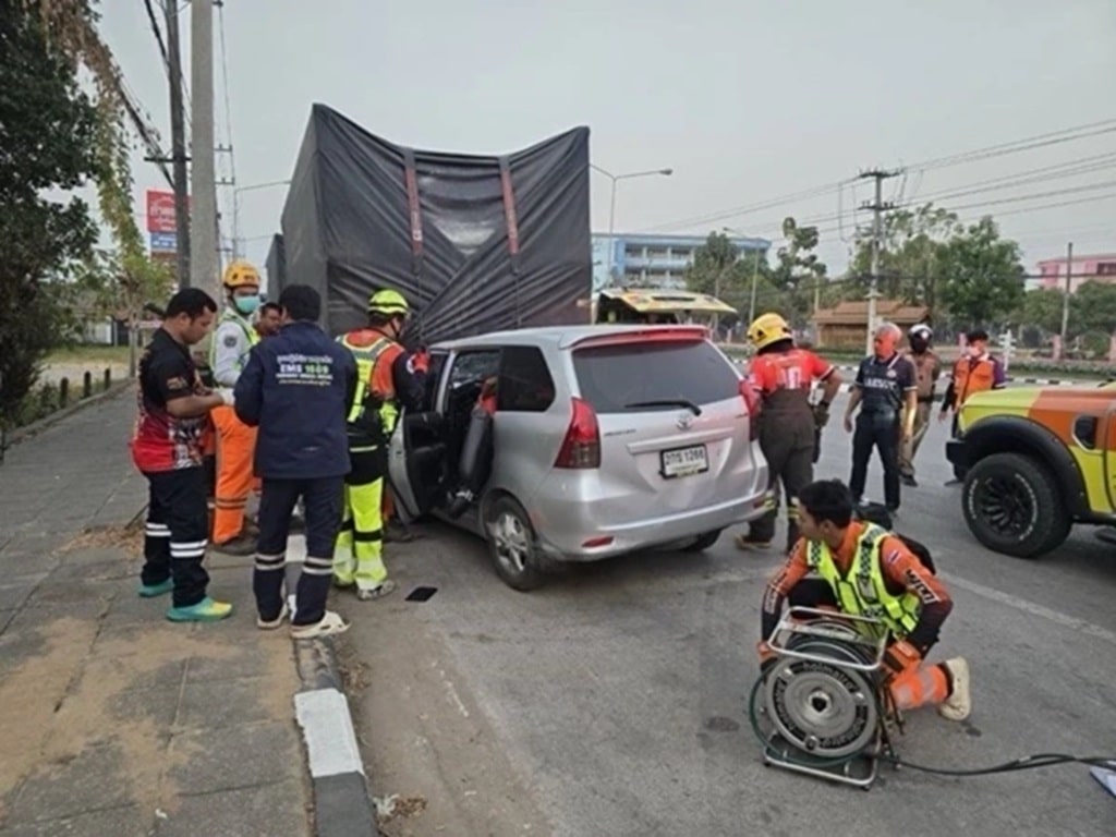รถยนต์โตโยต้า ยาริส พุ่งชนรถบรรทุก 18 ล้อที่จอดอยู่