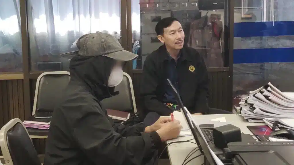 แพร่ - แม่ของนักเรียนหญิงอายุ 17 ปี ในจังหวัดแพร่ เดินทางไปที่ สภ.สอง อีกครั้งช่วงบ่ายวันที่