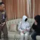 สาวเชียงรายป่วยโปลิโอ เล่านาทีหนีแก๊งสแกมเมอร์กัมพูชา เหยื่อในตึกเดิมหนีออกมาได้อีกนับสิบ หญิงสาวชาวเชียงรายที่ป่วยโปลิโอ เดินทางพร้อมพ่อเข้าไปขอบคุณตำรวจ หลังประสานช่วยเหลือให้กลับไทยได้อย่างปลอดภัย เธอเล่าว่า ก่อนหน้านี้ถูกหลอกไปทำงานเป็นแอดมินที่สระแก้ว สุดท้ายกลับถูกพาข้ามแดนไปปอยเปต ถูกยึดบัตรประชาชนและโทรศัพท์ แล้วถูกบังคับสแกนหน้าเพื่อทำธุรกรรมโอนเงิน พ่อลูกเข้าขอบคุณตำรวจ หลังช่วยพากลับไทย วันที่ 24 ก.พ. นายอุดร ชาว บ้านแซว อำเภอเชียงแสน จังหวัดเชียงราย พาลูกสาว น.ส.นภัศรา อายุ 23 ปี ซึ่งป่วยโปลิโอ เข้าพบและขอบคุณ พล.ต.ต.มานพ เสนากุล ผู้บังคับการตำรวจภูธรจังหวัดเชียงราย หลังตำรวจในพื้นที่ร่วมกับตำรวจภูธรภาค 5 ช่วยประสานงานจนเธอหนีออกจากขบวนการหลอกลวงในกัมพูชา และกลับถึงไทยได้ ถูกชวนทำงานแอดมิน เงินเดือน 20,000 ก่อนพาไปชายแดน น.ส.นภัศราเล่าว่า เธอเคยทำงานแอดมินติดต่อประสานลูกค้าในกรุงเทพฯ แต่เมื่อว่างงานจึงหางานผ่านออนไลน์ ต่อมาพบเฟซบุ๊กรับสมัครงานแอดมินที่จังหวัดสระแก้ว เสนอเงินเดือน 20,000 บาท จึงตัดสินใจสมัคร จากนั้น ผู้ชักชวนให้นัดขึ้นรถที่ห้างสรรพสินค้า ย่านลาดพร้าว กรุงเทพฯ เมื่อวันที่ 12 ก.พ. 2569 เพื่อเดินทางไปสระแก้ว ระหว่างทางมีผู้สมัครร่วมไปด้วยประมาณ 5-6 คน ถึงสระแก้วแล้วไม่ตรงปก ถูกพาเข้าพื้นที่ไร่อ้อยและบังคับข้ามแดน เมื่อไปถึงจังหวัดสระแก้ว กลุ่มดังกล่าวถูกพาไปแวะห้างสรรพสินค้าในพื้นที่ ก่อนจะถูกพาขึ้นรถกระบะไปยังไร่อ้อยที่ไม่ทราบพิกัด แล้วถูกบังคับให้วิ่งผ่านไร่อ้อยไปอีกฝั่ง น.ส.นภัศราซึ่งพิการระดับ 3 จากโปลิโอ ต้องเดินเขย่งฝ่าทางจนสุดแนวไร่ ต่อมามีชาวกัมพูชาประมาณ 4 คนมารับตัว แล้วพาขึ้นรถกระบะเข้าเขตเมืองปอยเปต ประเทศกัมพูชา ถูกยึดบัตรและโทรศัพท์ ก่อนบังคับสแกนหน้าโอนเงิน เธอบอกว่า เมื่อไปถึงตึกที่ใช้เป็นฐานของแก๊งสแกมเมอร์ กลุ่มคนร้ายยึดบัตรประชาชนและโทรศัพท์ ทำให้ครอบครัวติดต่อไม่ได้ จากนั้นยังบังคับให้สแกนใบหน้าผ่านแอปธนาคารในมือถืออย่างน้อย 3 ครั้ง เพื่อทำรายการโอนเงินเข้าและออก ในตึกเดียวกัน เธอสังเกตว่ามีคนไทยอยู่จำนวนมาก ราว 30-40 คน หลายคนพยายามหาทางหนี บางส่วนรวมตัวกันก่อเหตุเผาตึกเพื่อเปิดทางหลบออกมา "ตอนนั้นกลัวมาก อยากกลับบ้านอย่างเดียว" เธอเล่า ถูกย้ายไปกาสิโนเมืองไพลิน ได้โทรศัพท์คืนจึงขอความช่วยเหลือ ต่อมาวันที่ 16 ก.พ. กลุ่มคนร้ายส่งเธอไปอยู่ที่ Grand Pailin Casino & Resort ในเมืองไพลิน ใกล้ปอยเปต ครั้งนี้เธอได้โทรศัพท์และเอกสารคืน ทำให้สามารถใช้ Wi-Fi ติดต่อพ่อ และขอความช่วยเหลือไปยังตำรวจที่เกี่ยวข้อง ขณะเดียวกัน คนไทยที่ยังอยู่ตึกเดิมในปอยเปตทราบว่าเกิดเหตุวุ่นวายและมีไฟไหม้ หลายคนจึงวิ่งหนีออกมา และมีบางส่วนข้ามกลับฝั่งไทยได้ รวมตัวหนีอีก 5 คน วิ่งข้ามแดนกลับไทยทางสระแก้ว น.ส.นภัศราบอกว่า เมื่อเห็นโอกาสจึงชวนคนไทยอีก 5 คน หนีออกมาด้วยกัน ได้แก่ * น.ส.กมลเนตร อายุ 45 ปี ชาวนครราชสีมา * น.ส.รุ่ง อายุ 35 ปี ชาวอุทัยธานี * น.ส.บุญยารัตน์ อายุ 29 ปี ชาวนครปฐม * นายกิตติศักดิ์ อายุ 27 ปี ชาวขอนแก่น * นายอาทิมา อายุ 25 ปี ชาวหนองคาย ทั้งหมดนั่งรถรับจ้างไปลงบริเวณป่าไผ่ใกล้ชายแดน ก่อนวิ่งฝ่ากลับเข้าประเทศไทย และมีทหารไทยตามแนวชายแดนช่วยเหลือจนเข้าพื้นที่จังหวัดสระแก้วได้ หลังจากนั้น เจ้าหน้าที่ส่งทุกคนเข้าสู่กระบวนการคัดกรอง และมีการเปรียบเทียบปรับตามขั้นตอน เนื่องจากเข้าออกชายแดนผิดกฎหมาย ก่อนแยกย้ายกลับภูมิลำเนา ด้านน.ส.นภัศราเข้าแจ้งความที่ สภ.เชียงแสน ระบุว่าถูกหลอกไปทำงานต่างประเทศจนเข้าข่ายเป็นเหยื่อค้ามนุษย์ ตำรวจเตือน งานง่ายเงินดีผิดปกติ ให้ระวังการชวนไปทำงานชายแดน พล.ต.ต.มานพกล่าวว่า ดีใจที่ครอบครัวได้ลูกสาวกลับมาอย่างปลอดภัย พร้อมย้ำเตือนประชาชนให้ระวังการชักชวนผ่านเฟซบุ๊ก โดยเฉพาะงานแอดมินที่บอกว่าไม่ต้องมีทักษะ งานสบาย แต่ให้เงินเดือนสูง 20,000-40,000 บาท เพราะถือว่าน่าสงสัย ยิ่งถ้ามีการนัดให้เดินทางไปพื้นที่ชายแดนไทยกัมพูชา ให้คิดว่าเป็นพื้นที่เสี่ยง และอาจถูกพาออกนอกประเทศได้ "ไม่มีงานไหนให้ข้อเสนอง่าย แต่ได้เงินแพงแบบนี้" เขากล่าว ส่วนคดีนี้ ตำรวจจะสอบปากคำและตรวจสอบหลักฐาน เพื่อดำเนินการตามขั้นตอนต่อไป