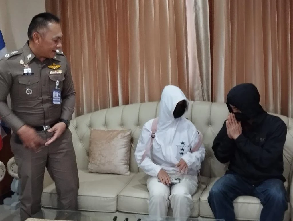 สาวเชียงรายป่วยโปลิโอ เล่านาทีหนีแก๊งสแกมเมอร์กัมพูชา เหยื่อในตึกเดิมหนีออกมาได้อีกนับสิบ หญิงสาวชาวเชียงรายที่ป่วยโปลิโอ เดินทางพร้อมพ่อเข้าไปขอบคุณตำรวจ หลังประสานช่วยเหลือให้กลับไทยได้อย่างปลอดภัย เธอเล่าว่า ก่อนหน้านี้ถูกหลอกไปทำงานเป็นแอดมินที่สระแก้ว สุดท้ายกลับถูกพาข้ามแดนไปปอยเปต ถูกยึดบัตรประชาชนและโทรศัพท์ แล้วถูกบังคับสแกนหน้าเพื่อทำธุรกรรมโอนเงิน พ่อลูกเข้าขอบคุณตำรวจ หลังช่วยพากลับไทย วันที่ 24 ก.พ. นายอุดร ชาว บ้านแซว อำเภอเชียงแสน จังหวัดเชียงราย พาลูกสาว น.ส.นภัศรา อายุ 23 ปี ซึ่งป่วยโปลิโอ เข้าพบและขอบคุณ พล.ต.ต.มานพ เสนากุล ผู้บังคับการตำรวจภูธรจังหวัดเชียงราย หลังตำรวจในพื้นที่ร่วมกับตำรวจภูธรภาค 5 ช่วยประสานงานจนเธอหนีออกจากขบวนการหลอกลวงในกัมพูชา และกลับถึงไทยได้ ถูกชวนทำงานแอดมิน เงินเดือน 20,000 ก่อนพาไปชายแดน น.ส.นภัศราเล่าว่า เธอเคยทำงานแอดมินติดต่อประสานลูกค้าในกรุงเทพฯ แต่เมื่อว่างงานจึงหางานผ่านออนไลน์ ต่อมาพบเฟซบุ๊กรับสมัครงานแอดมินที่จังหวัดสระแก้ว เสนอเงินเดือน 20,000 บาท จึงตัดสินใจสมัคร จากนั้น ผู้ชักชวนให้นัดขึ้นรถที่ห้างสรรพสินค้า ย่านลาดพร้าว กรุงเทพฯ เมื่อวันที่ 12 ก.พ. 2569 เพื่อเดินทางไปสระแก้ว ระหว่างทางมีผู้สมัครร่วมไปด้วยประมาณ 5-6 คน ถึงสระแก้วแล้วไม่ตรงปก ถูกพาเข้าพื้นที่ไร่อ้อยและบังคับข้ามแดน เมื่อไปถึงจังหวัดสระแก้ว กลุ่มดังกล่าวถูกพาไปแวะห้างสรรพสินค้าในพื้นที่ ก่อนจะถูกพาขึ้นรถกระบะไปยังไร่อ้อยที่ไม่ทราบพิกัด แล้วถูกบังคับให้วิ่งผ่านไร่อ้อยไปอีกฝั่ง น.ส.นภัศราซึ่งพิการระดับ 3 จากโปลิโอ ต้องเดินเขย่งฝ่าทางจนสุดแนวไร่ ต่อมามีชาวกัมพูชาประมาณ 4 คนมารับตัว แล้วพาขึ้นรถกระบะเข้าเขตเมืองปอยเปต ประเทศกัมพูชา ถูกยึดบัตรและโทรศัพท์ ก่อนบังคับสแกนหน้าโอนเงิน เธอบอกว่า เมื่อไปถึงตึกที่ใช้เป็นฐานของแก๊งสแกมเมอร์ กลุ่มคนร้ายยึดบัตรประชาชนและโทรศัพท์ ทำให้ครอบครัวติดต่อไม่ได้ จากนั้นยังบังคับให้สแกนใบหน้าผ่านแอปธนาคารในมือถืออย่างน้อย 3 ครั้ง เพื่อทำรายการโอนเงินเข้าและออก ในตึกเดียวกัน เธอสังเกตว่ามีคนไทยอยู่จำนวนมาก ราว 30-40 คน หลายคนพยายามหาทางหนี บางส่วนรวมตัวกันก่อเหตุเผาตึกเพื่อเปิดทางหลบออกมา "ตอนนั้นกลัวมาก อยากกลับบ้านอย่างเดียว" เธอเล่า ถูกย้ายไปกาสิโนเมืองไพลิน ได้โทรศัพท์คืนจึงขอความช่วยเหลือ ต่อมาวันที่ 16 ก.พ. กลุ่มคนร้ายส่งเธอไปอยู่ที่ Grand Pailin Casino & Resort ในเมืองไพลิน ใกล้ปอยเปต ครั้งนี้เธอได้โทรศัพท์และเอกสารคืน ทำให้สามารถใช้ Wi-Fi ติดต่อพ่อ และขอความช่วยเหลือไปยังตำรวจที่เกี่ยวข้อง ขณะเดียวกัน คนไทยที่ยังอยู่ตึกเดิมในปอยเปตทราบว่าเกิดเหตุวุ่นวายและมีไฟไหม้ หลายคนจึงวิ่งหนีออกมา และมีบางส่วนข้ามกลับฝั่งไทยได้ รวมตัวหนีอีก 5 คน วิ่งข้ามแดนกลับไทยทางสระแก้ว น.ส.นภัศราบอกว่า เมื่อเห็นโอกาสจึงชวนคนไทยอีก 5 คน หนีออกมาด้วยกัน ได้แก่ * น.ส.กมลเนตร อายุ 45 ปี ชาวนครราชสีมา * น.ส.รุ่ง อายุ 35 ปี ชาวอุทัยธานี * น.ส.บุญยารัตน์ อายุ 29 ปี ชาวนครปฐม * นายกิตติศักดิ์ อายุ 27 ปี ชาวขอนแก่น * นายอาทิมา อายุ 25 ปี ชาวหนองคาย ทั้งหมดนั่งรถรับจ้างไปลงบริเวณป่าไผ่ใกล้ชายแดน ก่อนวิ่งฝ่ากลับเข้าประเทศไทย และมีทหารไทยตามแนวชายแดนช่วยเหลือจนเข้าพื้นที่จังหวัดสระแก้วได้ หลังจากนั้น เจ้าหน้าที่ส่งทุกคนเข้าสู่กระบวนการคัดกรอง และมีการเปรียบเทียบปรับตามขั้นตอน เนื่องจากเข้าออกชายแดนผิดกฎหมาย ก่อนแยกย้ายกลับภูมิลำเนา ด้านน.ส.นภัศราเข้าแจ้งความที่ สภ.เชียงแสน ระบุว่าถูกหลอกไปทำงานต่างประเทศจนเข้าข่ายเป็นเหยื่อค้ามนุษย์ ตำรวจเตือน งานง่ายเงินดีผิดปกติ ให้ระวังการชวนไปทำงานชายแดน พล.ต.ต.มานพกล่าวว่า ดีใจที่ครอบครัวได้ลูกสาวกลับมาอย่างปลอดภัย พร้อมย้ำเตือนประชาชนให้ระวังการชักชวนผ่านเฟซบุ๊ก โดยเฉพาะงานแอดมินที่บอกว่าไม่ต้องมีทักษะ งานสบาย แต่ให้เงินเดือนสูง 20,000-40,000 บาท เพราะถือว่าน่าสงสัย ยิ่งถ้ามีการนัดให้เดินทางไปพื้นที่ชายแดนไทยกัมพูชา ให้คิดว่าเป็นพื้นที่เสี่ยง และอาจถูกพาออกนอกประเทศได้ "ไม่มีงานไหนให้ข้อเสนอง่าย แต่ได้เงินแพงแบบนี้" เขากล่าว ส่วนคดีนี้ ตำรวจจะสอบปากคำและตรวจสอบหลักฐาน เพื่อดำเนินการตามขั้นตอนต่อไป