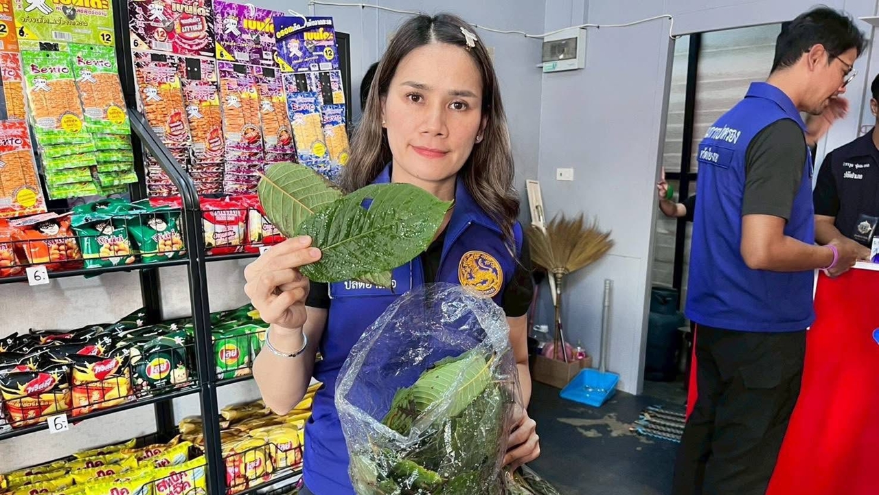 องชำแห่งหนึ่งในจังหวัดเชียงรายถูกเจ้าหน้าที่บุกตรวจค้น หลังมีผู้ร้องเรียนว่าจำหน่ายน้ำกระท่อมให้แก่นักเรียน