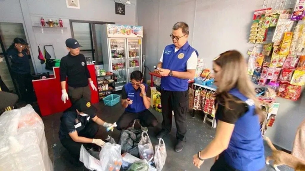 องชำแห่งหนึ่งในจังหวัดเชียงรายถูกเจ้าหน้าที่บุกตรวจค้น หลังมีผู้ร้องเรียนว่าจำหน่ายน้ำกระท่อมให้แก่นักเรียน
