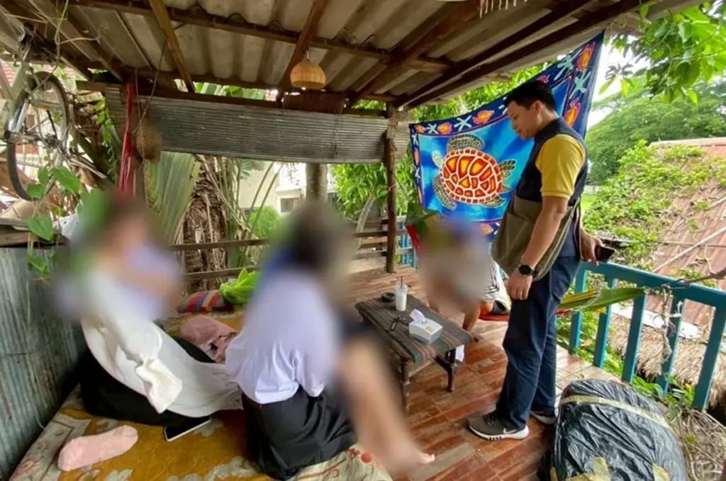 องชำแห่งหนึ่งในจังหวัดเชียงรายถูกเจ้าหน้าที่บุกตรวจค้น หลังมีผู้ร้องเรียนว่าจำหน่ายน้ำกระท่อมให้แก่นักเรียน