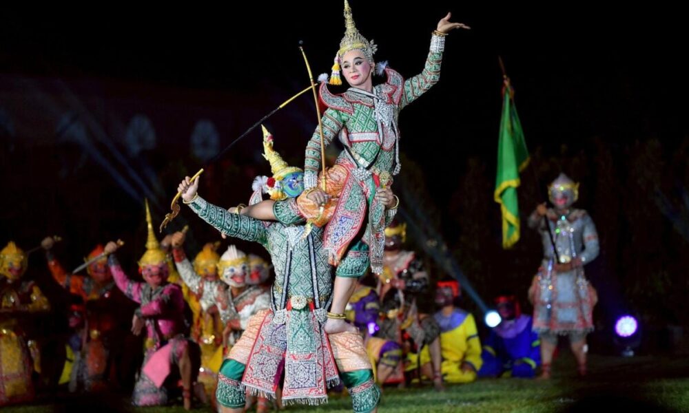 โรงแรมสิงห์ปาร์คเชียงรายจัดแสดงโขนกลางแจ้ง โดยมีนักแสดงเยาวชนท้องถิ่นกว่า 200 คน
