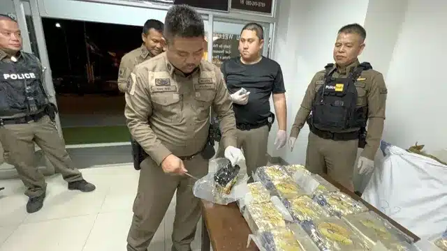 รถกระบะคันหนึ่งหลบหนีจุดตรวจของตำรวจในแม่สาย จังหวัดเชียงราย พบยาบ้าชนิดผลึกกว่า 240 กิโลกรัม