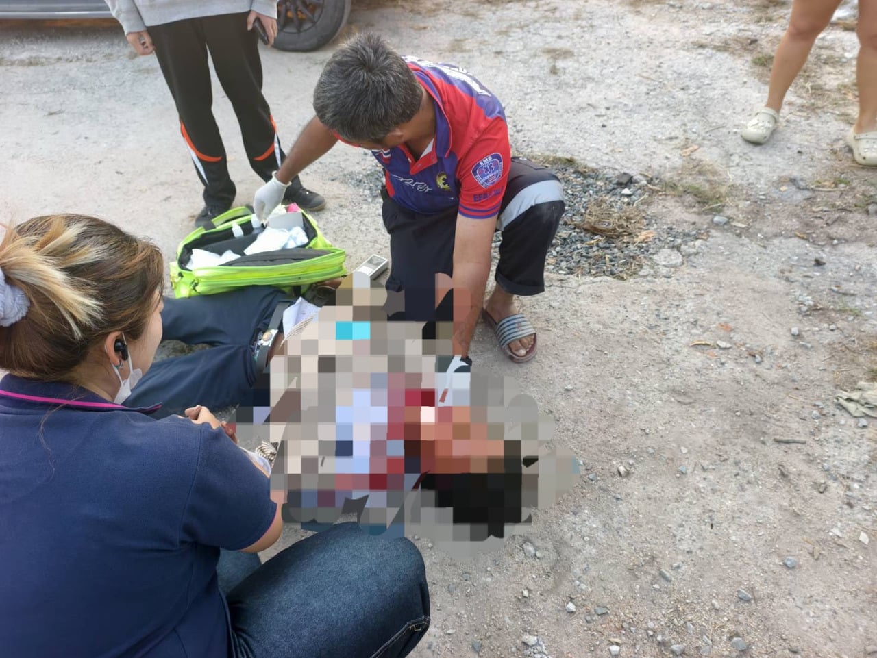 ตำรวจกำลังไล่ล่าชายคนหนึ่งที่ใช้มีดปาดคอเหยื่อที่เป็นนักศึกษาอายุ 18 ปี แล้วหลบหนีไป