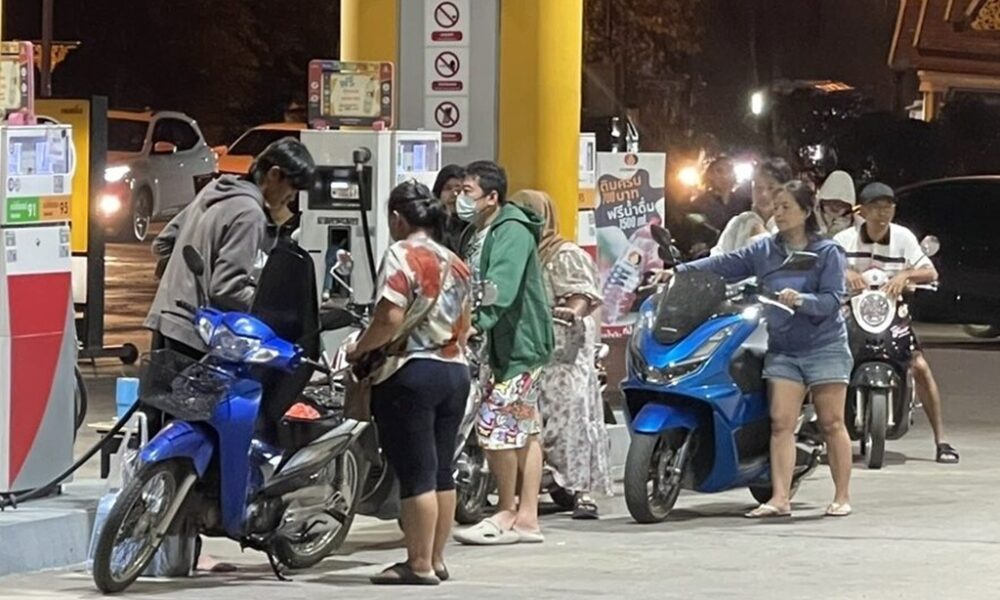 ผู้ขับขี่รถยนต์ในแม่สายเชียงรายตื่นตระหนกกับข่าวลือเรื่องการขาดแคลนน้ำมันเชื้อเพลิง