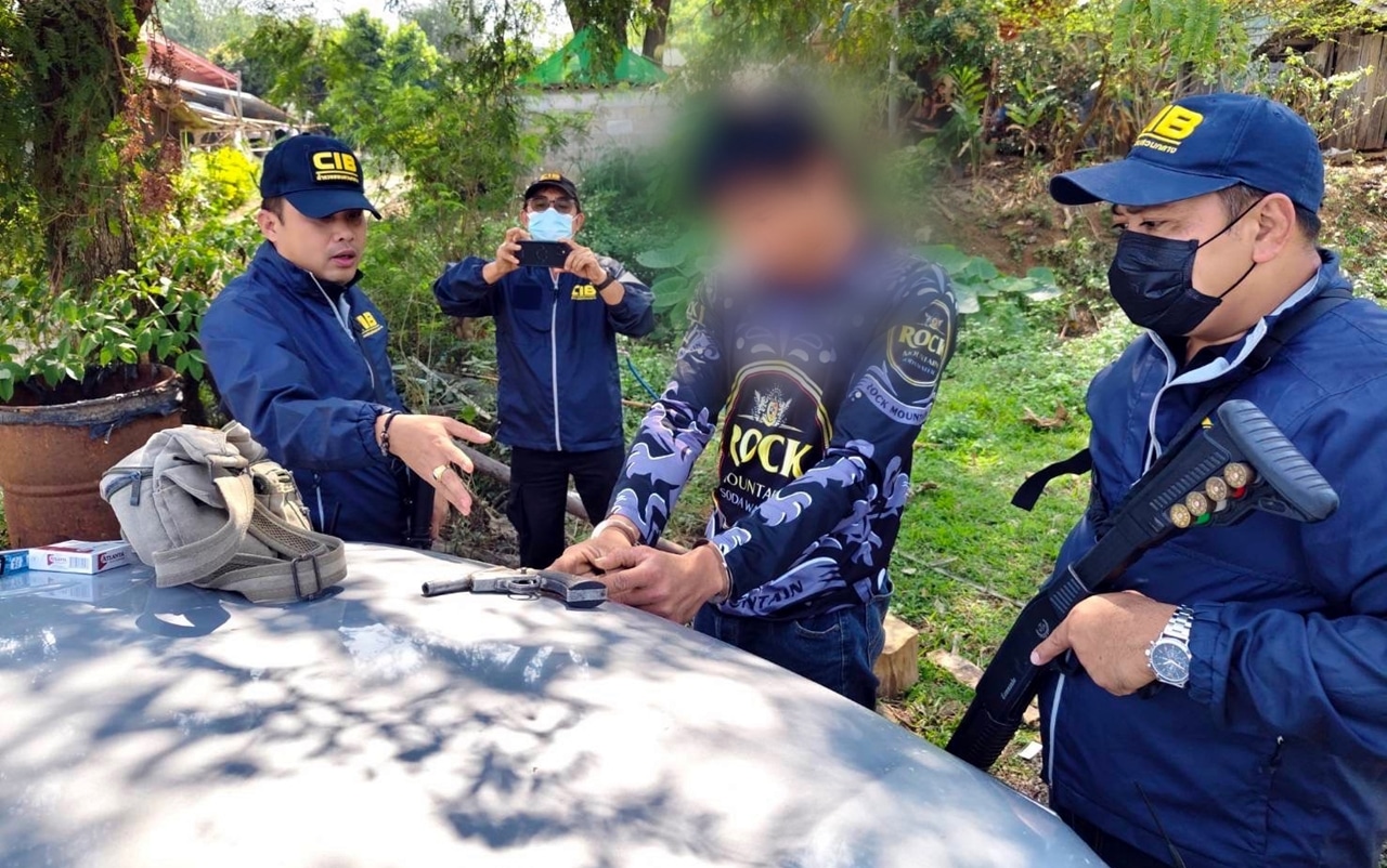 รวบคู่สามีภรรยาคดีฉ้อโกงในเชียงราย เจอปืนลูกโม่ .38 ทำเองคาตัว