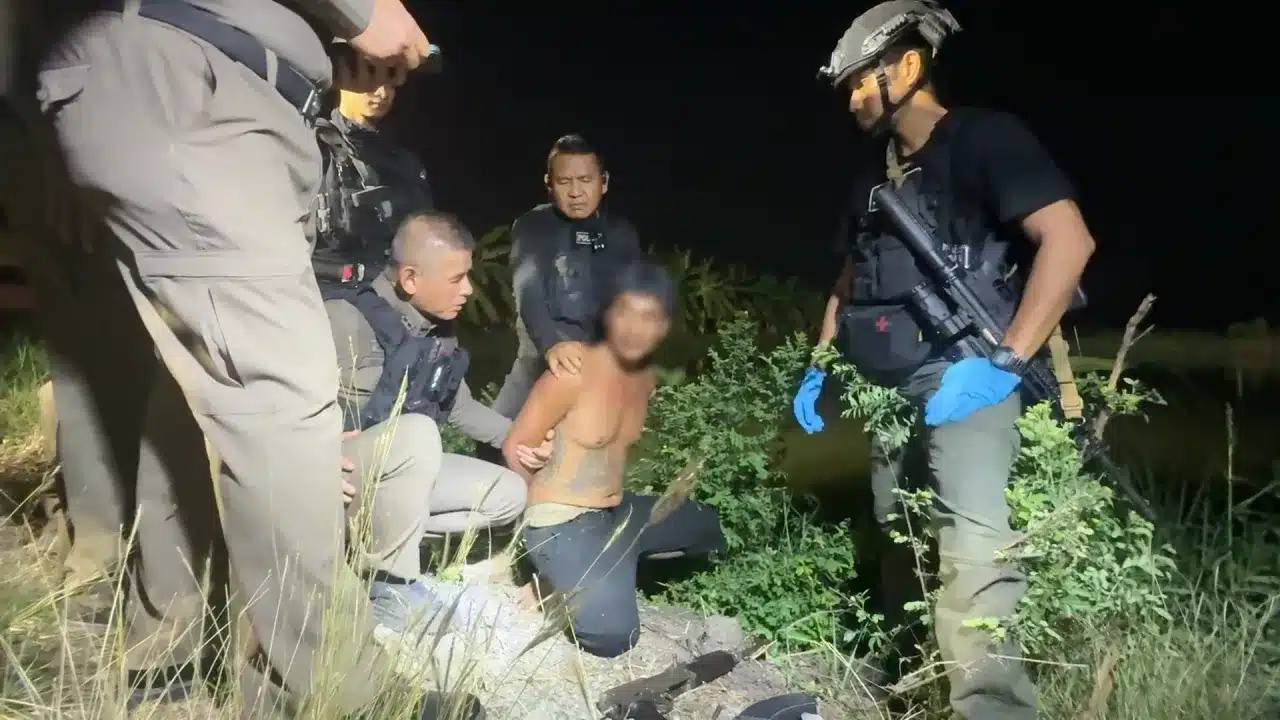 ตำรวจจับกุมชายที่ยิงเจ้าหน้าที่ตำรวจและคนขับรถจักรยานยนต์ด้วยปืน AK47