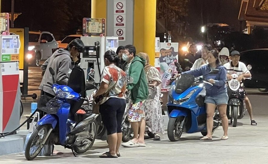 ผู้ขับขี่รถยนต์ในแม่สายเชียงรายตื่นตระหนกกับข่าวลือเรื่องการขาดแคลนน้ำมันเชื้อเพลิง