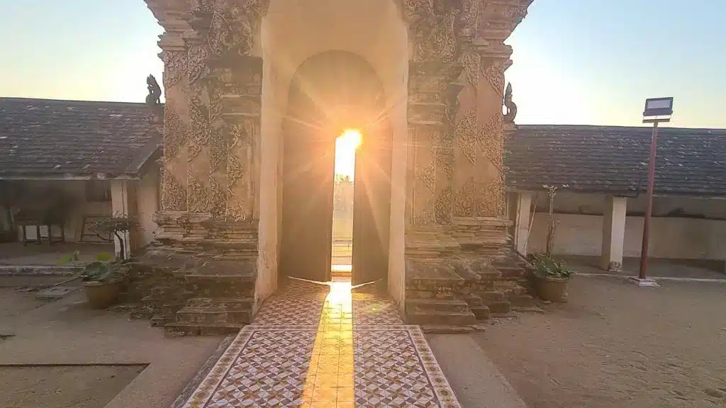 ผู้คนแห่ชมปรากฏการณ์วสันตวิษุวัตที่วัดพระธาตุลำปางหลวง