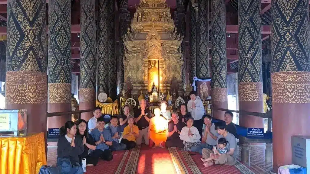 ผู้คนแห่ชมปรากฏการณ์วสันตวิษุวัตที่วัดพระธาตุลำปางหลวง