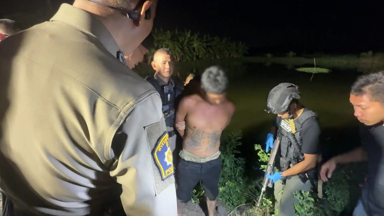 ตำรวจจับกุมชายที่ยิงเจ้าหน้าที่ตำรวจและคนขับรถจักรยานยนต์ด้วยปืน AK47