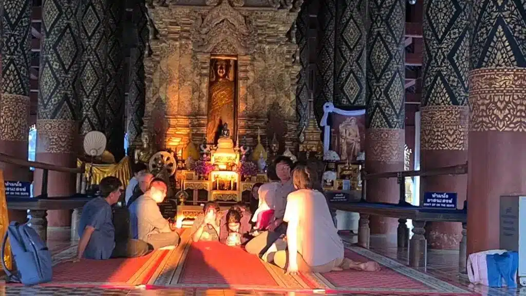 ผู้คนแห่ชมปรากฏการณ์วสันตวิษุวัตที่วัดพระธาตุลำปางหลวง