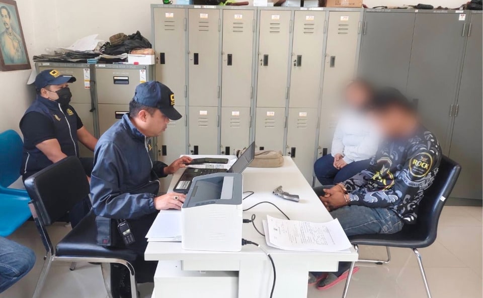 รวบคู่สามีภรรยาคดีฉ้อโกงในเชียงราย เจอปืนลูกโม่ .38 ทำเองคาตัว