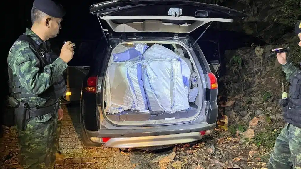 ทหารเชียงรายสกัดรถเอสยูวี ยึดยาไอซ์ได้ 600 กิโลกรัม